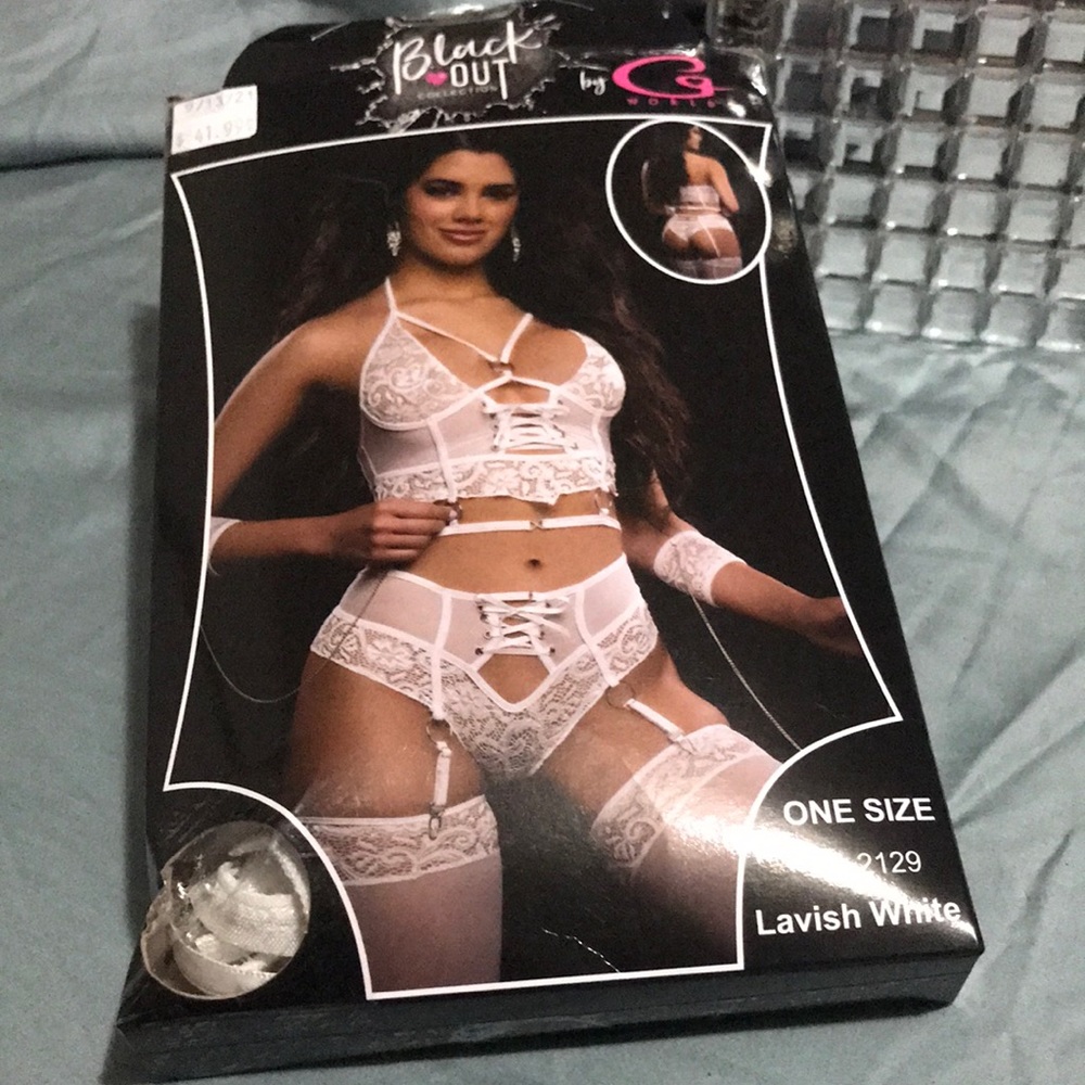 Sexy lingerie! 4 piece white lace set!
